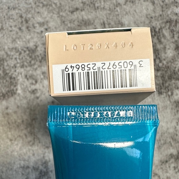 Urban Decay Hydro Maniac Tinted Glow Hydrator - 20 Fair - Picture 3 of 4